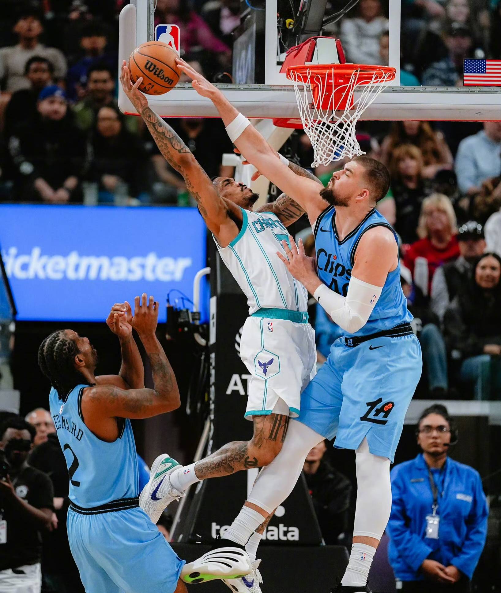 阿扎伦卡连续三场比赛得分超过最后时刻胜出，快船不断突破！